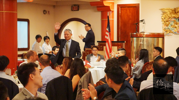 陳世池向與會者致意。