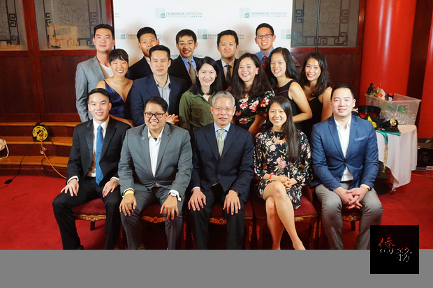 陳世池與臺美菁英會全美各地分會和臺美公民協會代表共同合影。