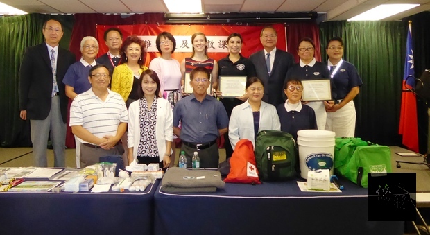 橙縣僑界關懷救助協會與慈濟橙縣聯絡處9月8日在橙僑中心舉辦「急難救護及急救課程」，楊海華(二排左五)、許清松(二排右三)、林翠雲(二排左四)、曾慈慧(二排右二)、傅家康(二排左一)及張珮鑾(一排左二)、陳景星(一排左三)與出席嘉賓一起開場。