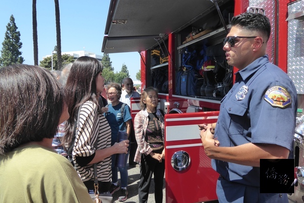 橙縣消防局團隊還出動消防車，在停車場開放給出席僑民參觀