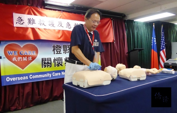 邢偉遠現場示範CPR正確動作