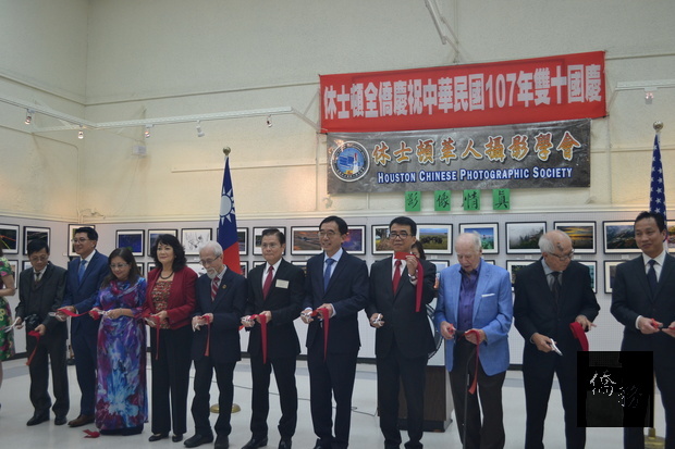 「雙十國慶攝影展-影像情真」攝影展貴賓們為展覽剪綵開幕,(右三起):林映佐、嚴杰、關本俊與越南僑界各攝影團體之負責人共同剪綵。