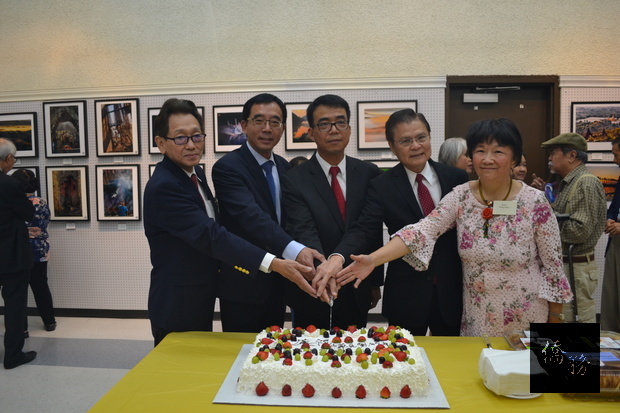 (從左至右)蔡保羅、嚴杰、林映佐、關本俊及翁定台共同切蛋糕祝賀展覽成功。