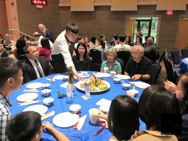 來自台灣多所大學餐飲科系學生及老師，在芝加哥推出「絕對美宴」台菜募款餐會特。