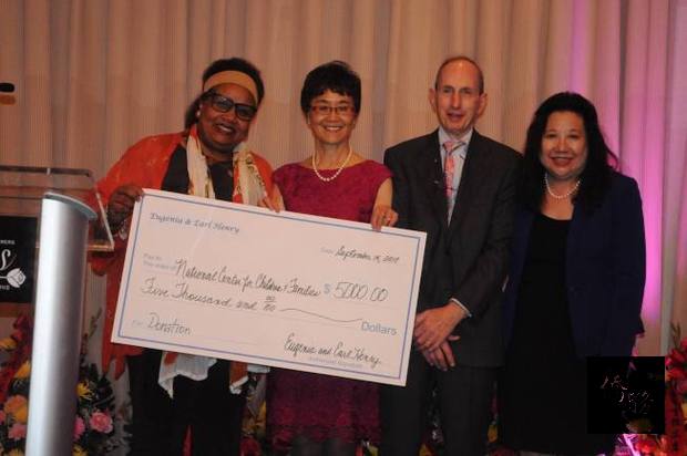 世界華人婦女工商企管協會巴爾的摩分會由創會會長白越珠(左二)捐出5000元給「馬州婦女委員會婦女暨女童基金會」。