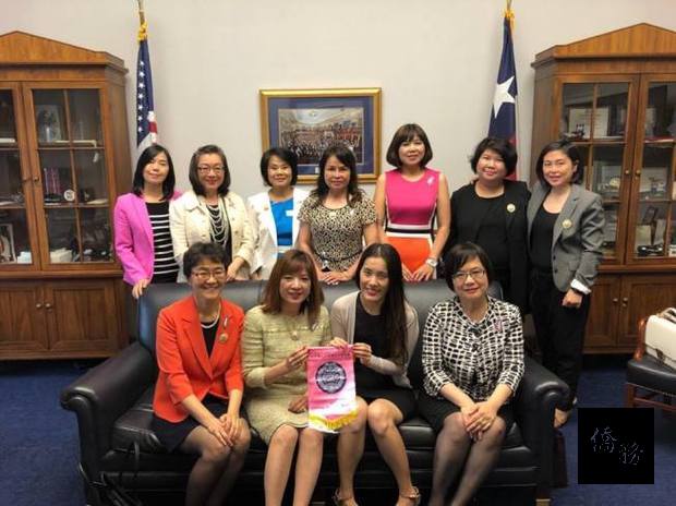 世界華人婦女工商企管協會總會長黎淑瑛(前排左二)訪問國會山莊德州眾議員葛林(Al Greene)辦公室。