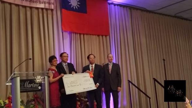 白越珠捐款5000元於大華府中文學校聯誼會。