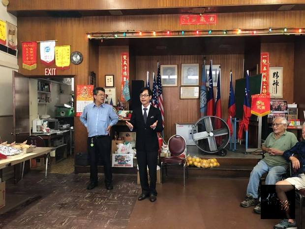 翁桂堂代表經文處致贈月餅,祝賀在座嘉賓中秋節快樂。