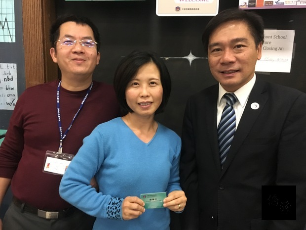 勒星頓中文學校家長(中)於23日獲得在該校發卡服務的第一張僑胞卡，與陳盈杰(左)及歐宏偉(右)合影。