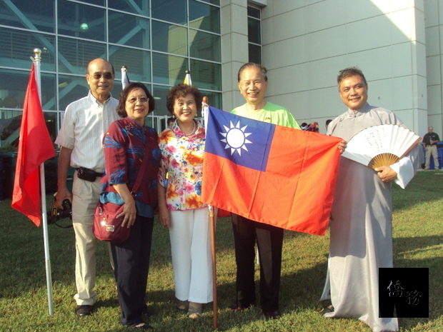 亨城臺灣同鄉會(HTAA)，參加第9屆北阿拉巴馬州國際慶典活動，右起依序為會員趙善良、會長陳志淵、理事李寶珠、會員陳淑雲、紀經增。（世界日報提供）