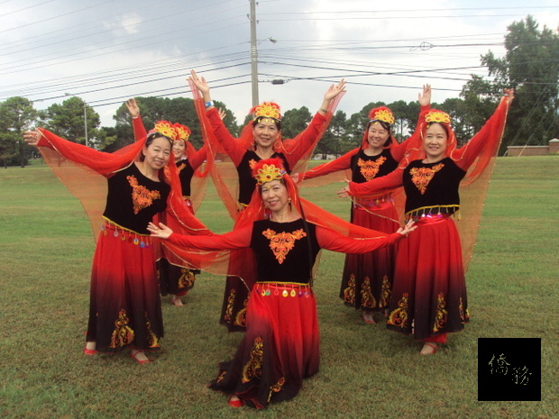 亨城華人協會舞蹈團表演｢掀起你的蓋頭來｣。（世界日報提供）