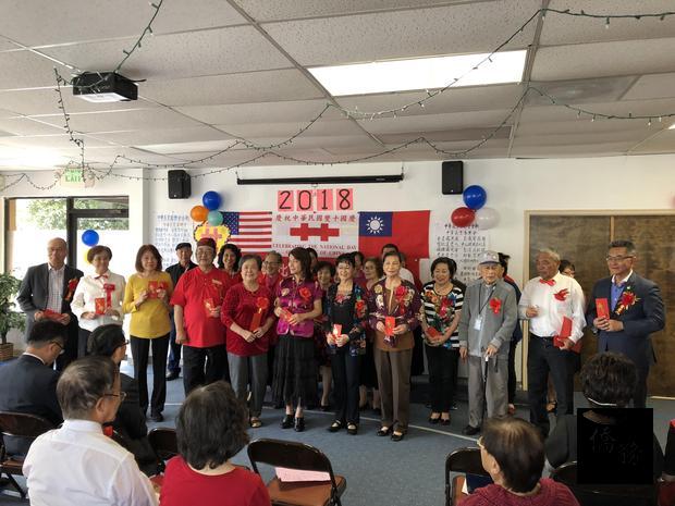 朱感生(右1)、Jose Esteves(左1)與壽星合影。