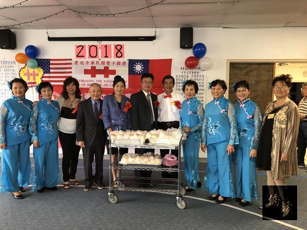 閻樹榮(右6)、魏德珍(左5)、魏杏香(左4)分發壽桃。