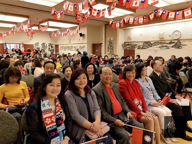 約250位僑胞共同參加升旗典禮，劉漢清夫婦（前排右起）、王美琴、蔡春松、吳麗珍及張如蕙。