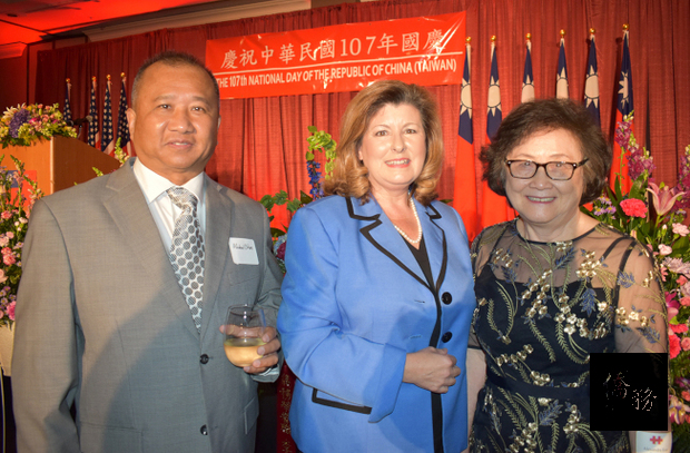 喬州第六選區國會眾議員Karen Handel(中)與喬州美華協會的會長駱文惠(右)及錢守仁。她致詞讚許台灣民主自由，祝賀中華民國與美國友誼長存。