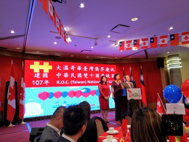 大溫哥華台灣僑界聯合會三位主席致辭，吳麗珍(左起)、王美琴與蔡春松。