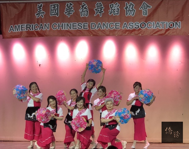 朱碧雲帶領協會成員演出客家採茶舞，展現臺灣文化特色。（世界日報提供）