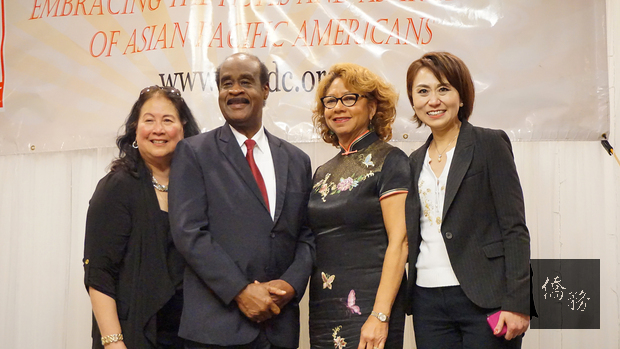 駐美代表處領務組副組長張亞光與蒙郡郡長萊格特夫婦及美華協會華府分會會長Mary Tom(左一)合影。