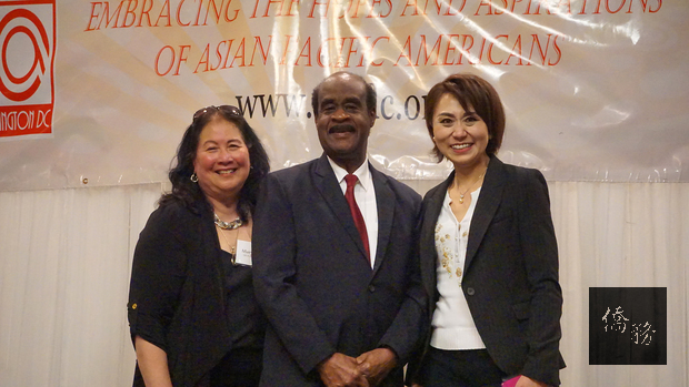 駐美代表處領務組副組長張亞光與蒙郡郡長萊格特及美華協會華府分會會長Mary Tom(左一)合影。