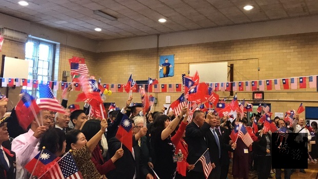 皇后區僑學界在法拉盛公立第20小學舉行「慶祝中華民國107年雙十國慶升旗典禮」，現場數百位愛國僑胞出席，人人揮舞國旗，熱情洋溢。