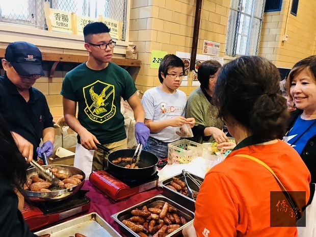 現場舉辦文化美食園遊會，展示捏麵人等傳統手工藝，美食區則有客家料理、滷味等道地的美味臺灣小吃。