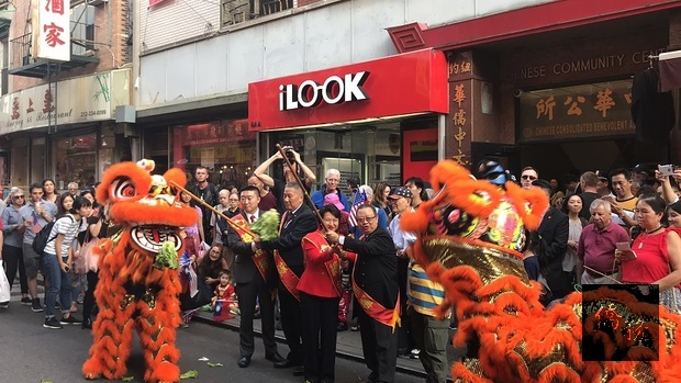 紐約中華公所10日舉行雙十國慶大遊行，遊行前由舞獅采青暖場，熱鬧非凡。