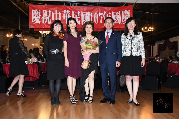 譚秋晴(左起)、陳家彥夫人、王麗純、嚴杰、莊雅淑合影。