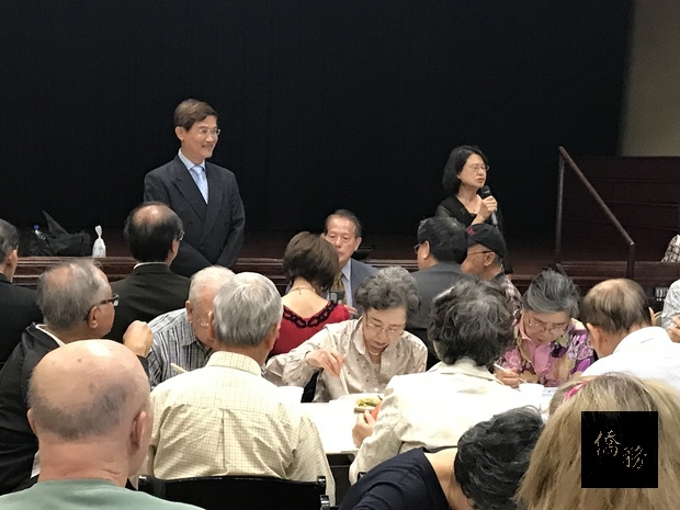 朱文祥 (站立左)拜會聖地牙哥臺灣中心，受到黃彩鳳(站立右)及長輩會會員親切接待。