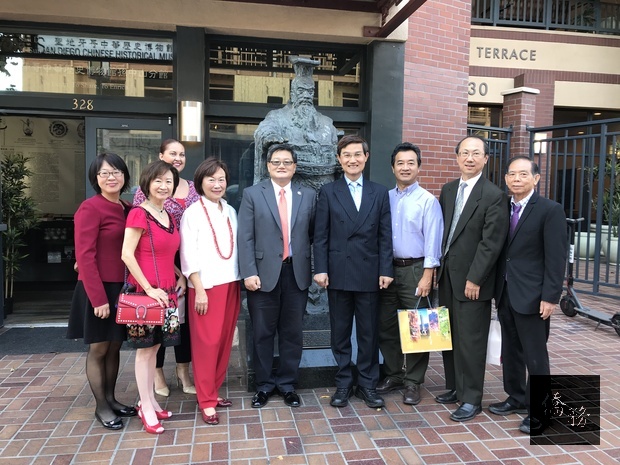 朱文祥(右四)在楊海華(左一)、謝家樹(左四)、黃莉莉(左二)、傅家康(右二)、丁錦全(右一)等陪同下會聖地牙哥中華歷史博物館,並由中華歷史博物館理事金蓉蓉(左三)接待導覽。