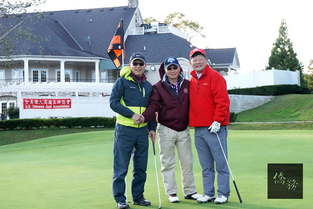 羅志仁與周道元、陳豐裕在球場合影。