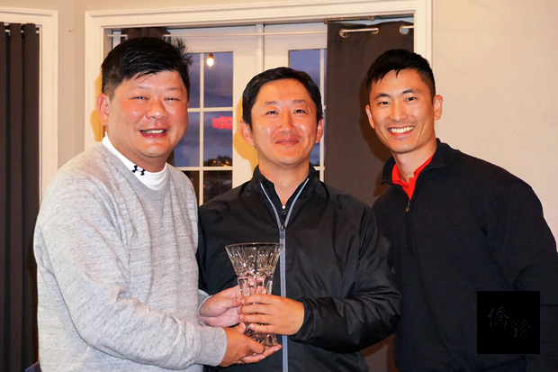 羅志仁與主持人(Arthur Shih) 一起為男子組淨桿獎冠軍鄒曉輝頒獎。