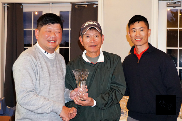 羅志仁與主持人(Arthur Shih)一起為長青組總桿獎冠軍汪健生頒獎。