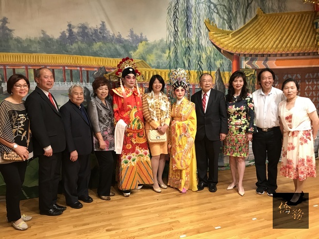 葉子貞(中)與譚益才(右四)、余武良(左二)、鄧灼照(左三)等與演員合影。