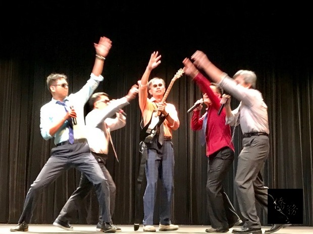 戴墨鏡演唱的RTP Boyz，經主持人澄清「絕非盲人合唱團」。（世界日報提供）