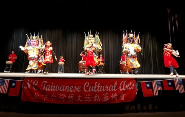 電音三太子和鼓隊揭開晚會序幕。（世界日報提供）