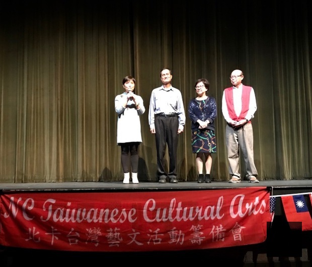 臺藝會理事(左起)莊惠瑾、謝祖銀、陳可徵、蘇燕次歡迎大家，並感謝工作人員的辛勞。（世界日報提供）