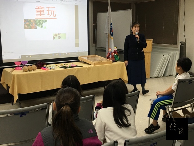張娟熹逐一介紹各項童玩的特色，並以有獎徵答方式，引導小朋友以中文回答。