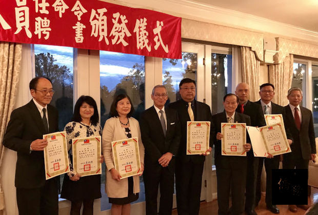 駐美代表高碩泰(左四)頒發聘書給新、續聘僑務顧問/世界日報提供