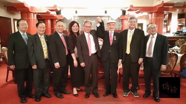 吳新興 (左五)向大老李達平 (右三)問好。