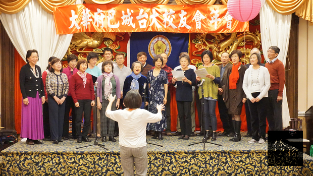 在許惠敏指揮下﹐大華府及巴城地區臺大校友會合唱團為大家帶來歌曲《祝福》。