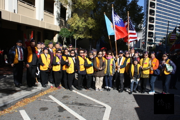 榮光會今年約有40名會員及眷屬參加遊行。