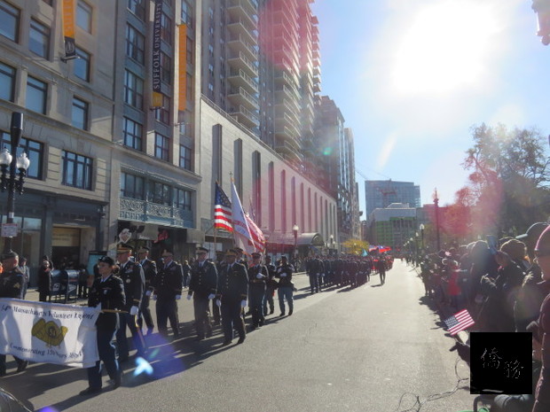 美國各軍種遊行隊伍沿途受到民眾夾道歡迎，以熱烈鼓掌向軍人致敬。