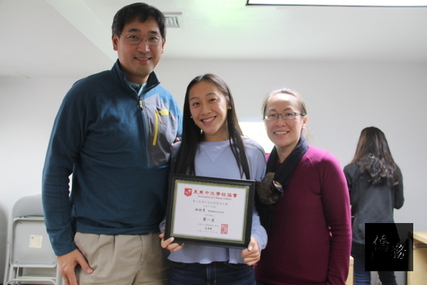 北威中文學校學生林詠雯(中)已連續四年獲得漢字文化節書法冠軍。（世界日報提供）