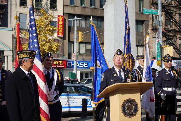 朱超然在紐約華裔美國退伍軍人會遊行和紀念儀式上講話。（世界日報提供）