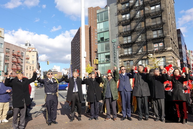 紐約華裔美國退伍軍人會遊行和紀念儀式上大家手挽手高唱「天佑美國」。（世界日報提供）