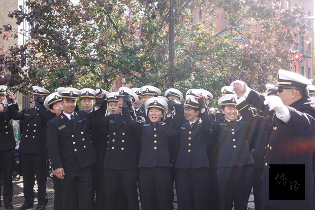 紐約華裔美國退伍軍人會遊行和紀念儀式上大家手挽手高唱「天佑美國」。（世界日報提供）