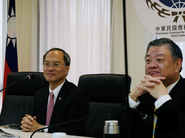 中華民國僑委會委員長吳新興(左)鼓勵海外商家加盟「僑胞卡」網路,右為呂元榮副委員長。(記者曹健╱攝影)