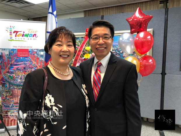 駐加拿大代表陳文儀(右)與夫人潘曉雯。(中央社記者胡玉立多倫多攝)