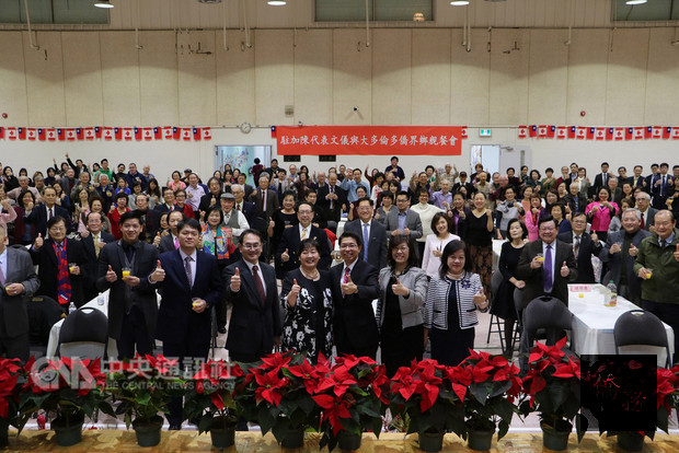 駐加拿大代表陳文儀(前排右3)在多倫多當地時間11月30日主持大多倫多僑界鄉親餐會,與全場與會人士大合照。(黃乃文提供)中央社記者胡玉立多倫多傳真