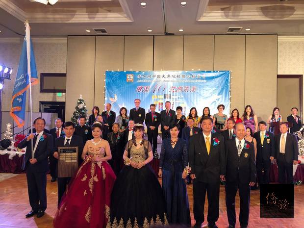 第40屆會長孫華翊(左三)交棒給趙善儀(右三)，在理事長何沛芫(中)監交下，卸任第一及第二副會長廖天輪、陳啟志(左二、一)與新任副會長須國勇、王聖階(右二、一)完成交接。